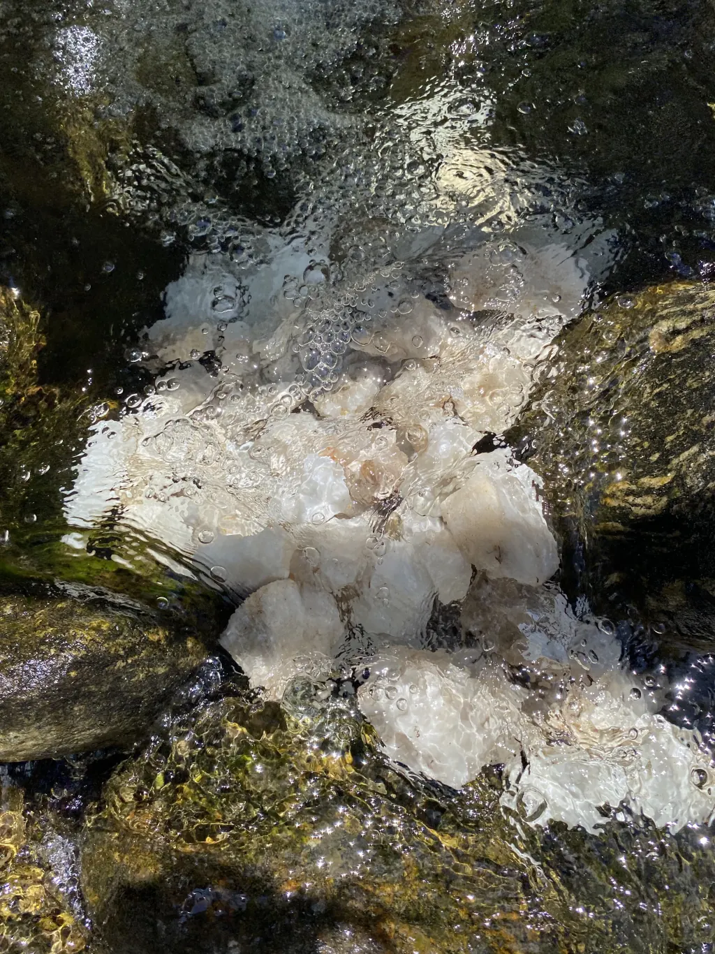 Los cuarzos reseteándose debajo del agua del arroyo.