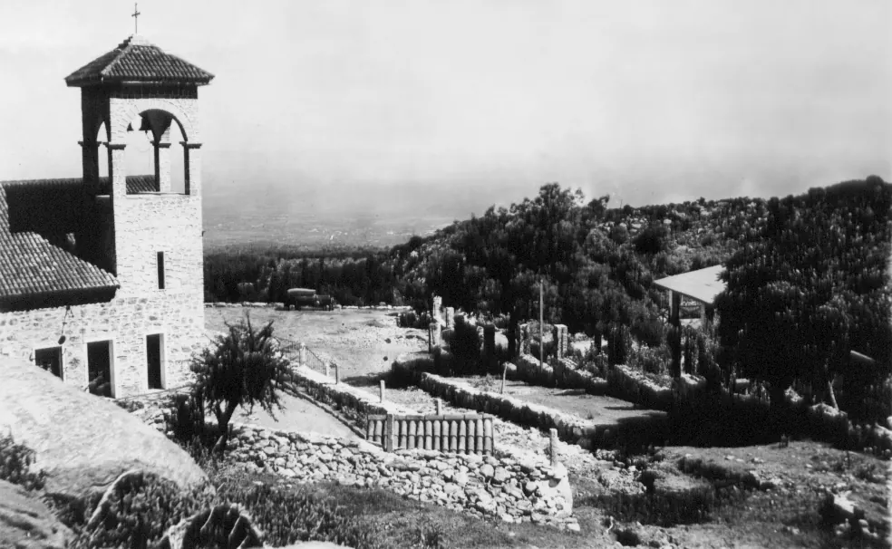 La capilla terminada. A lo lejos, el valle.