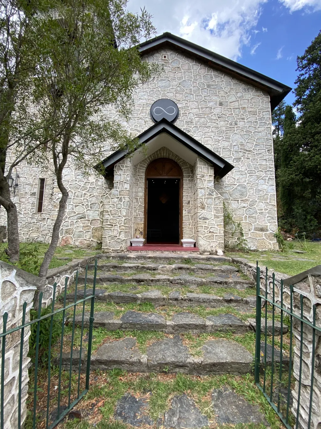 La capilla transformada en “El Infinito”. El cartel circular reemplazando a La Cruz.
