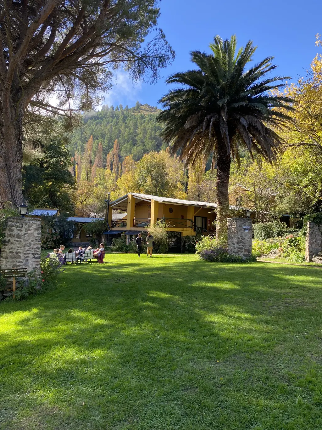 El sector donde estaban las cocheras viejas ahora integrado al jardín.