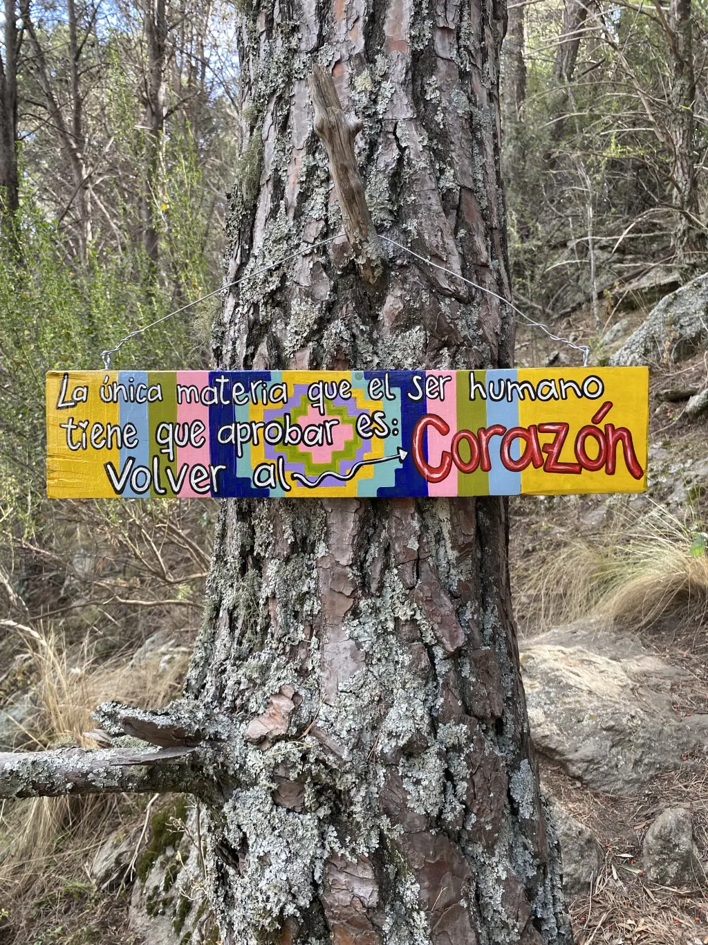 Uno de los carteles colocado en el sendero.