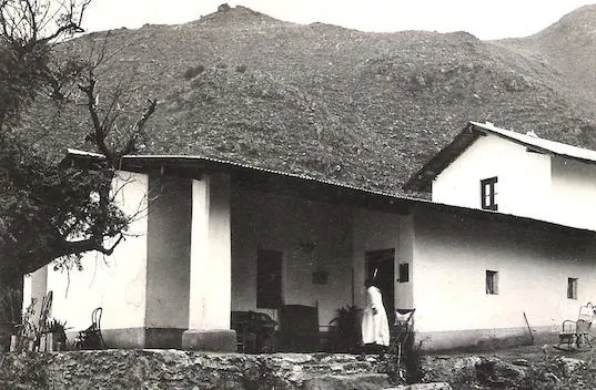 La casa nueva con la cuesta de las cabras detrás.