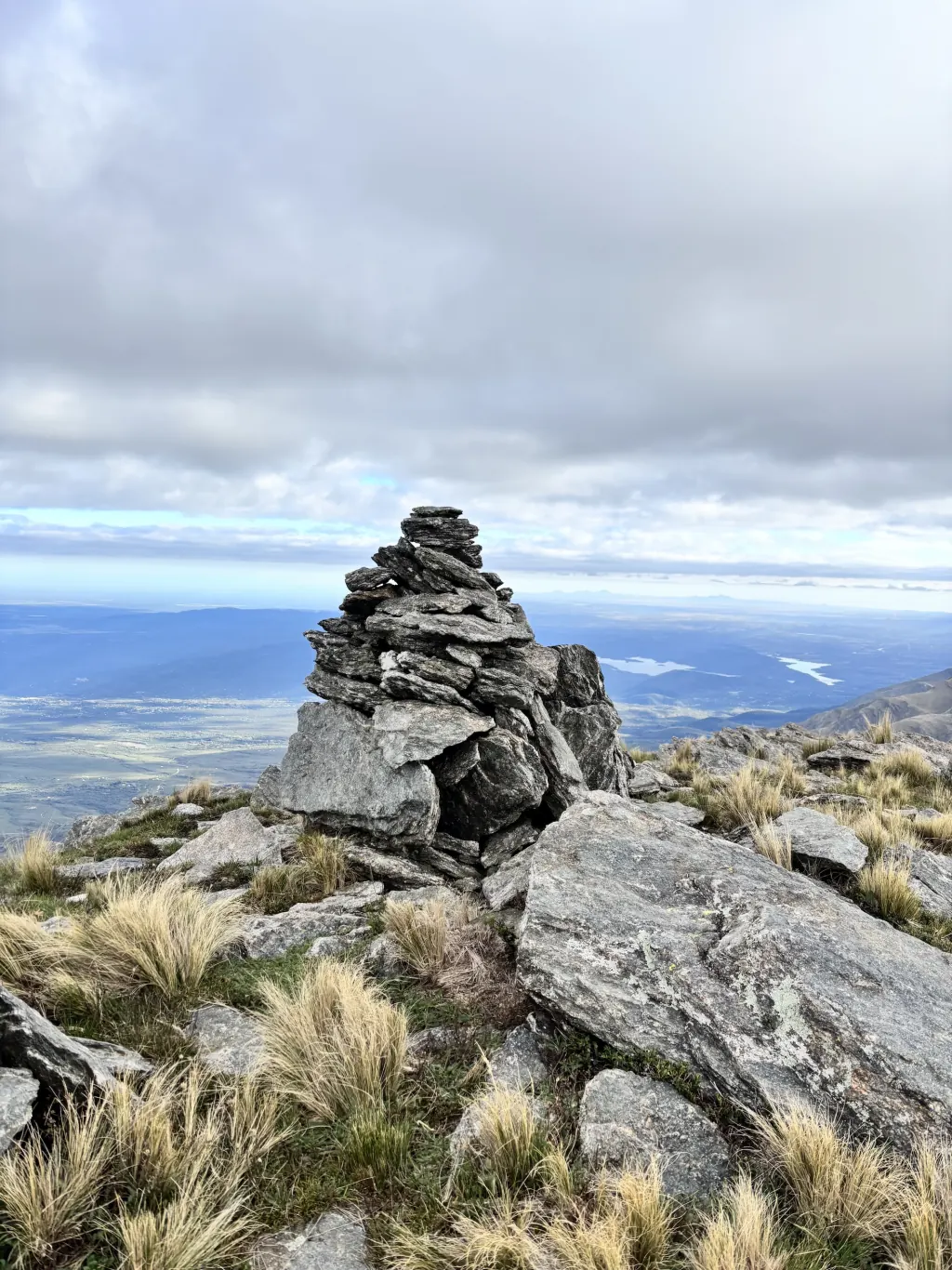 Mojón en la punta del cerro Lindero.
