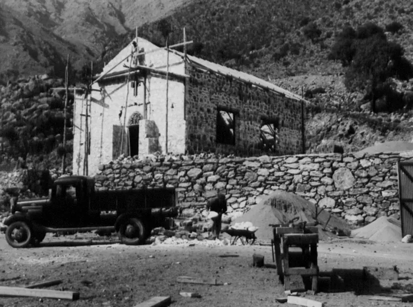 Fotos de la construcción de la capilla con la pirca completa.