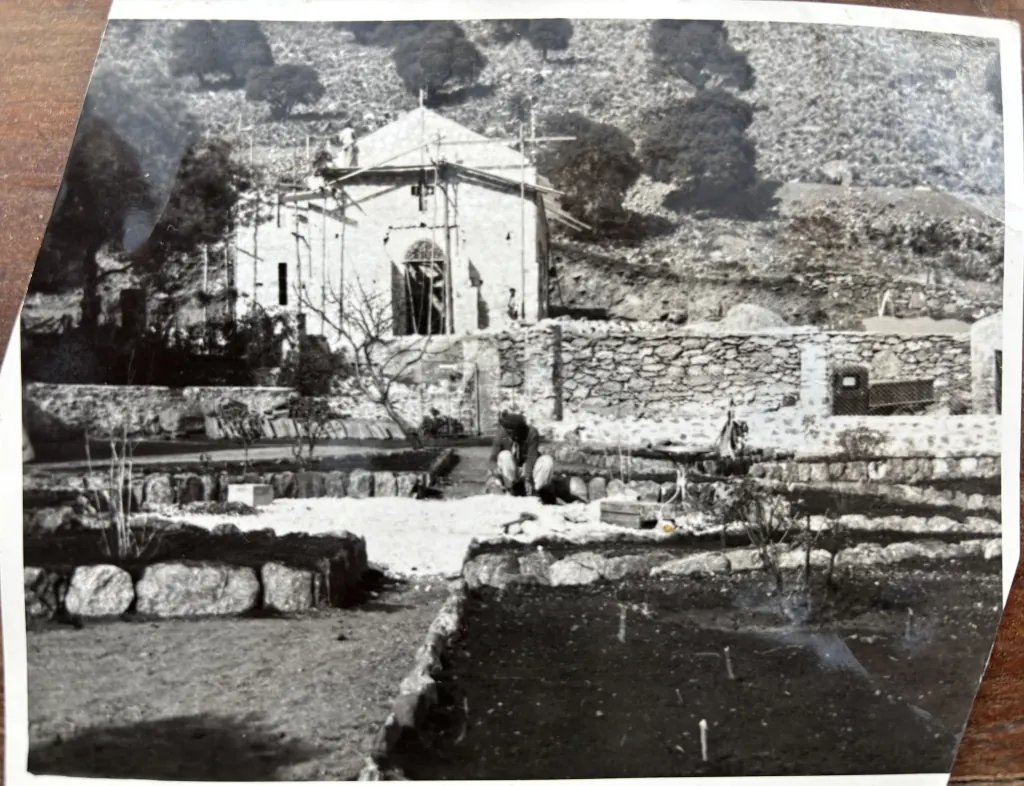 Fotos de la construcción de la capilla con la pirca completa.