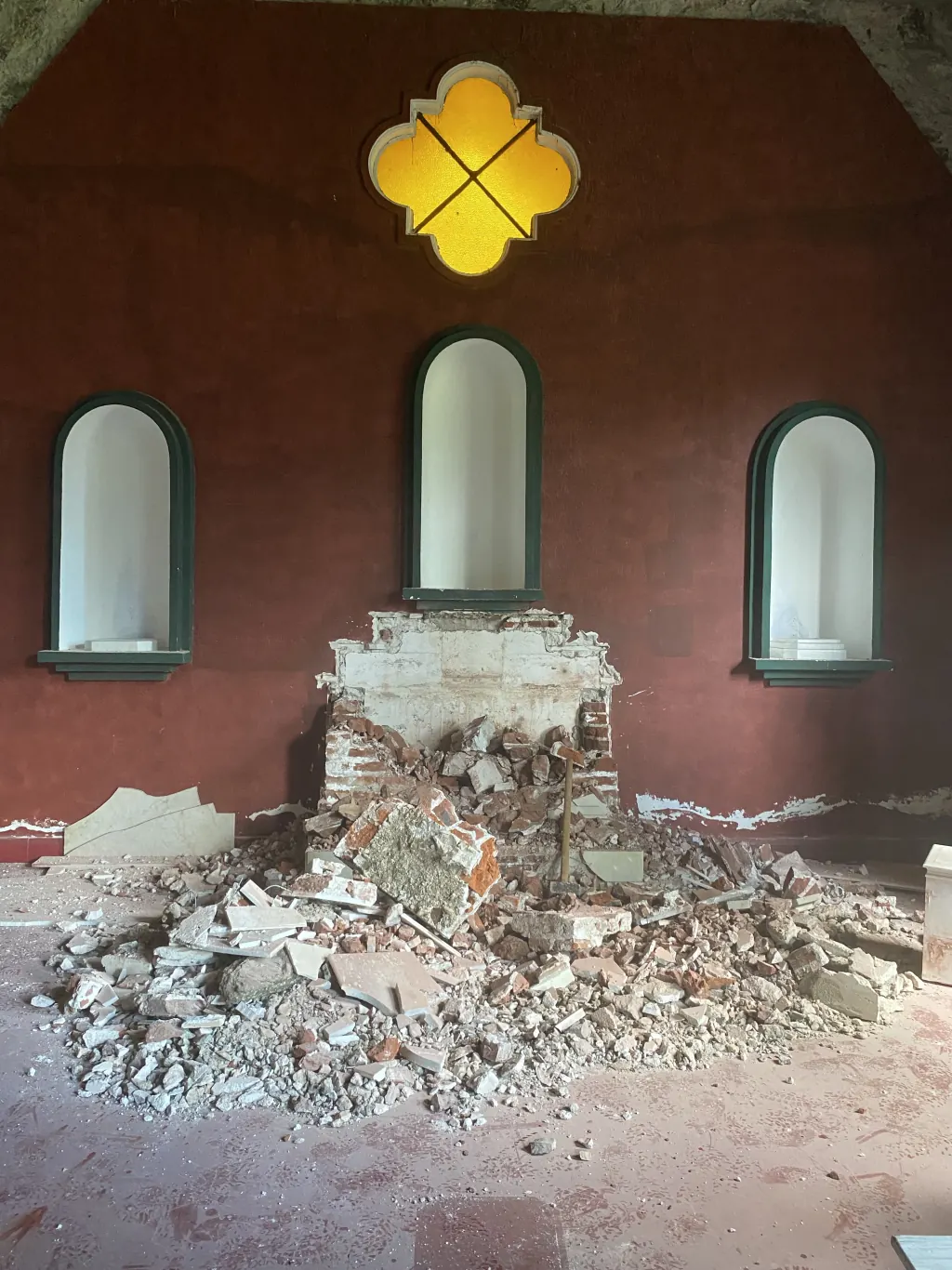 Desarmando el altar, la transformación de la capilla.