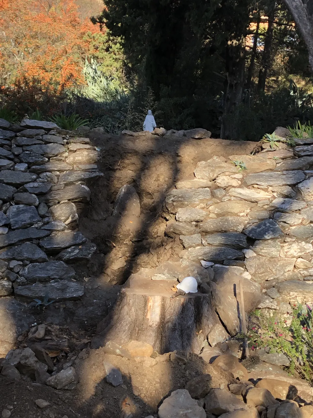 Segundo pozo buscando el tesoro. Empecé desde la parte de arriba de la terraza y fui bajando, desarmando la pirca hasta el tocón del ciprés.