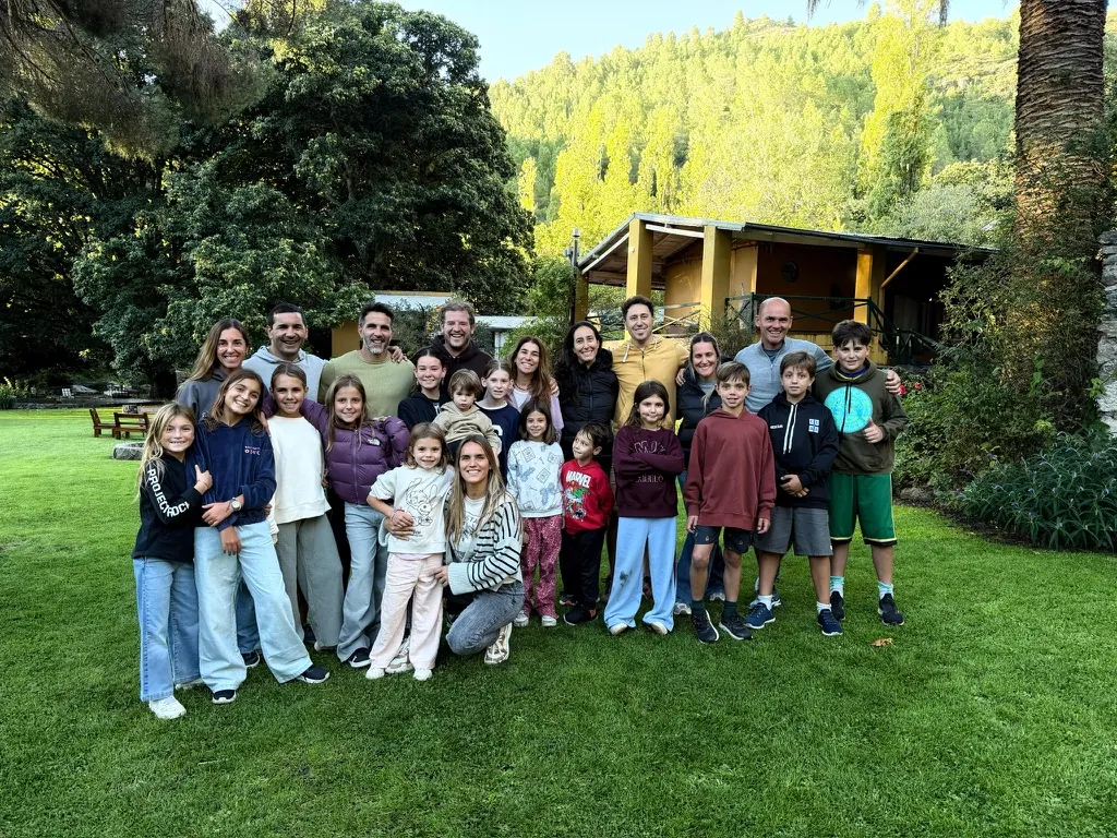 Foto de grupo de una familia grande en el parque, en otoño.