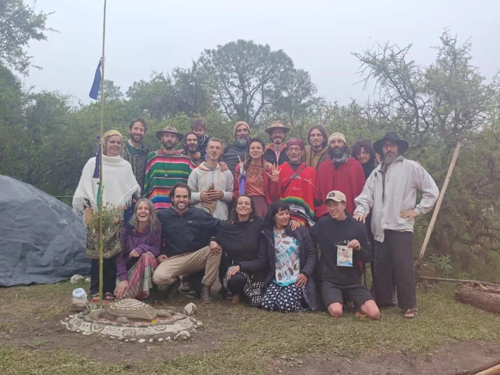 Los buscadores luego de bajar de la montaña.