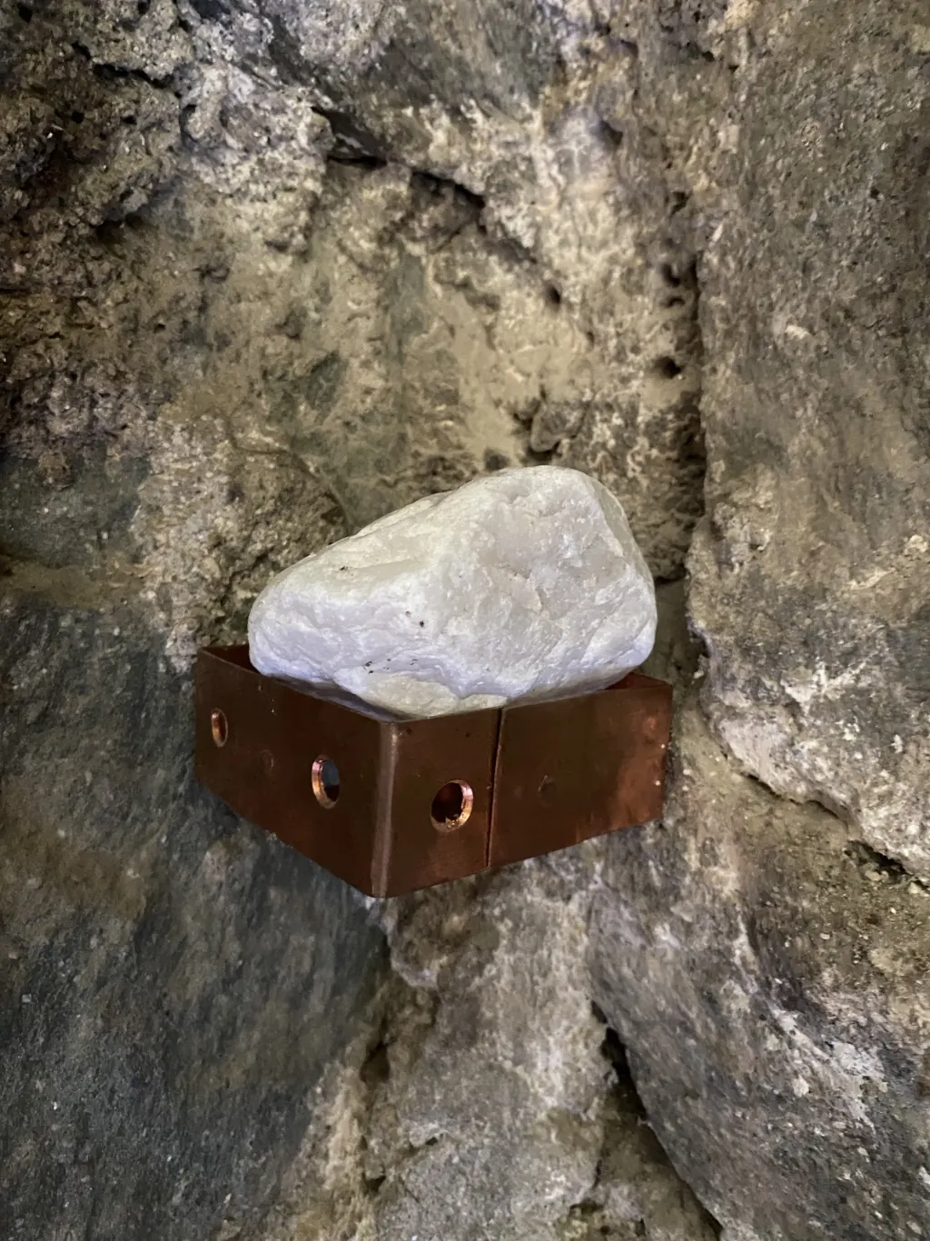 Cuarzos en las canastitas de cobre ubicadas en todas las esquinas de la casa. Están colocados con la intención de armonizar la energía del lugar.