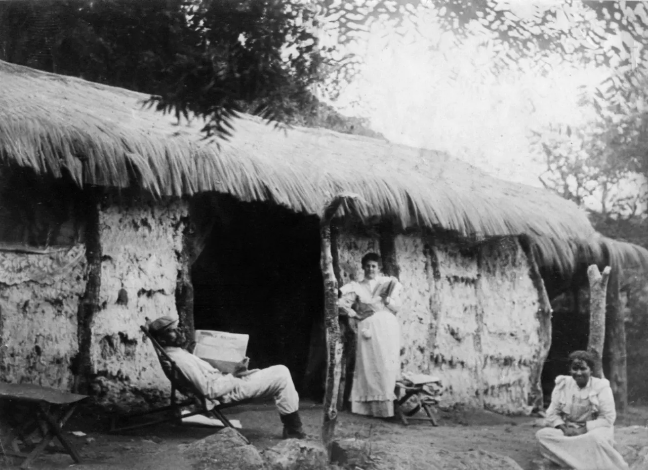 Fotografía en blanco y negro de los ranchos de adobe con techo de paja y la gente de la época.