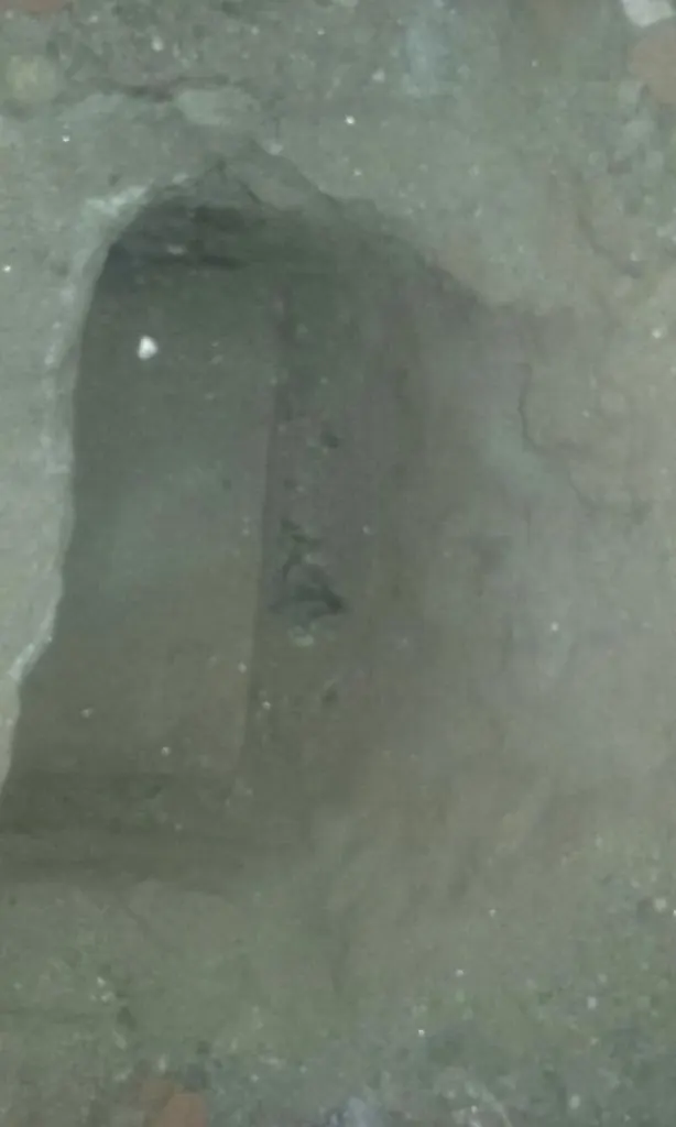 El hueco abajo del altar donde estaba la caja de cemento.