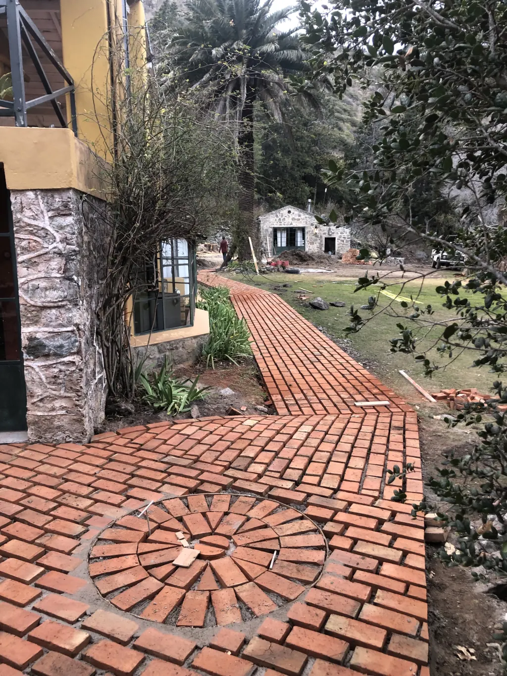 La vereda de ladrillos para ingresar a la casa desde la nueva entrada.