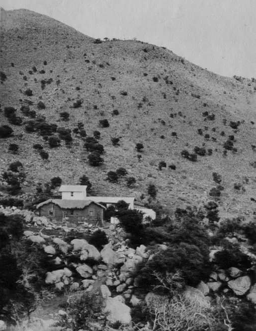 El rancho y la casa nueva detras.