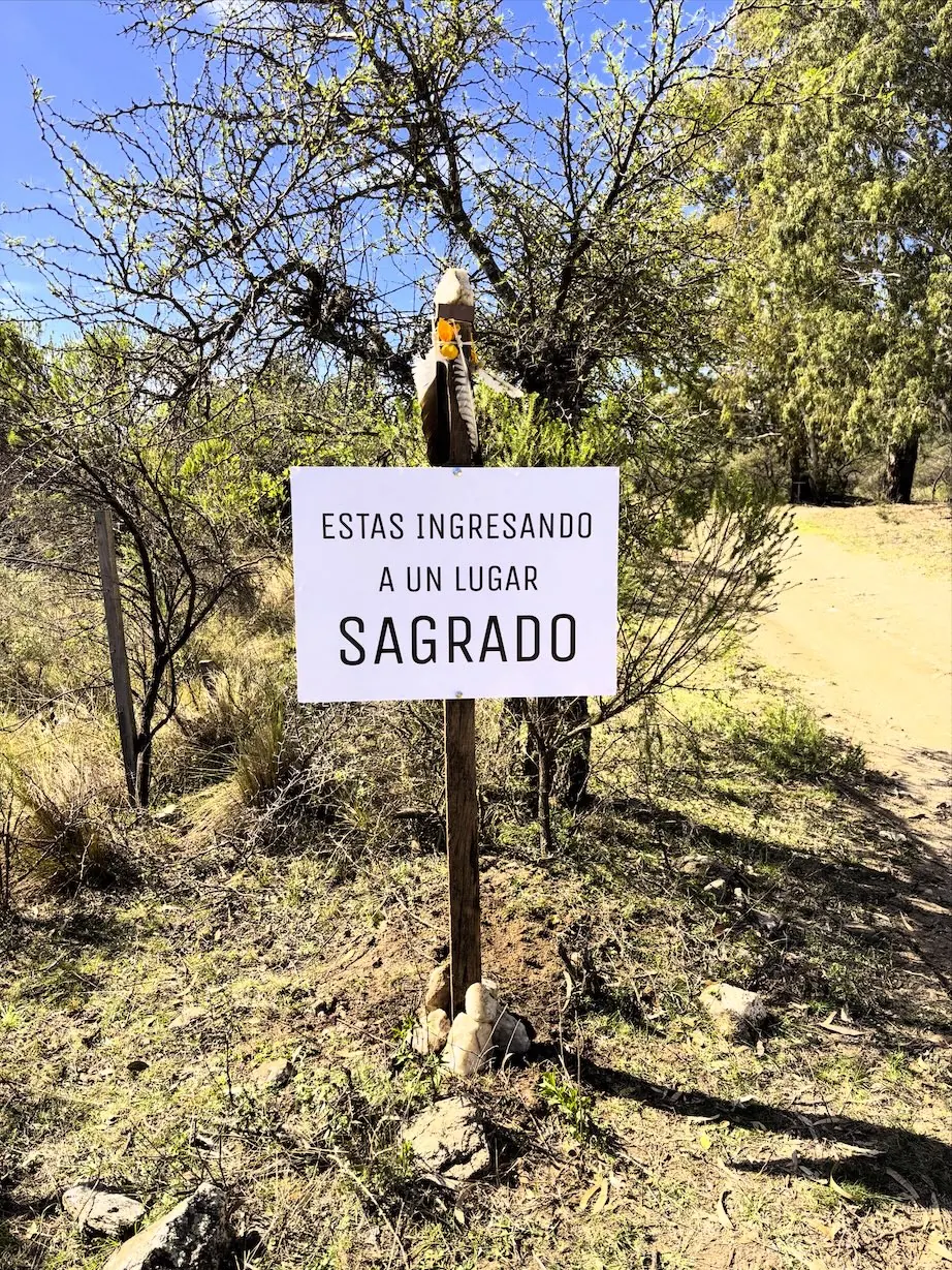Cartel sobre el camino antes de llegar a Los Corrales.