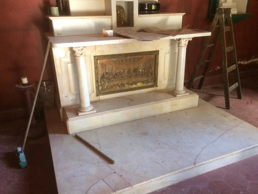 El altar de la capilla con la placa de bronce de la última cena.