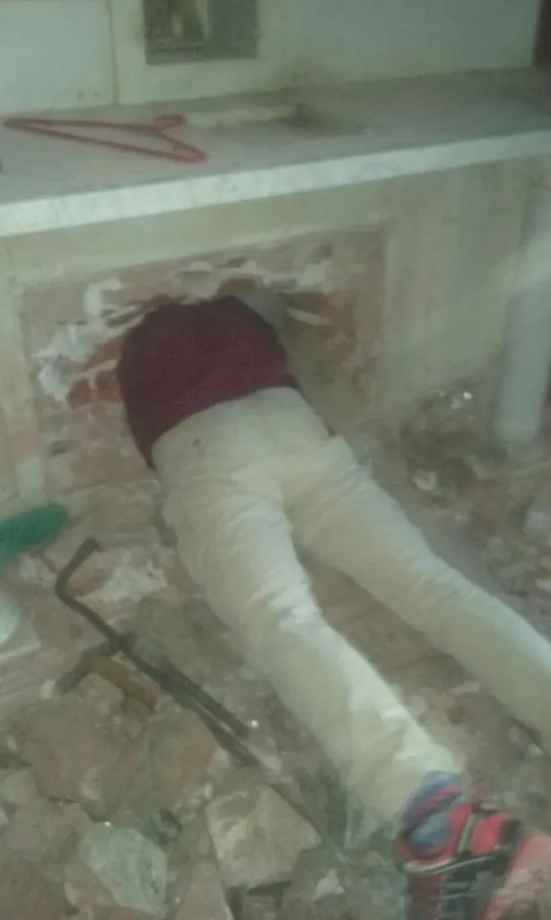Yo metido hasta la cintura adentro del altar. Esta foto la tomó Luis o Sofía y fue unos días despues de haber quitado el frasco. Ese día fue el que rompi con la maza la base sobre la que estaba apoyado el frasco, que era la tapa de la caja de cemento.