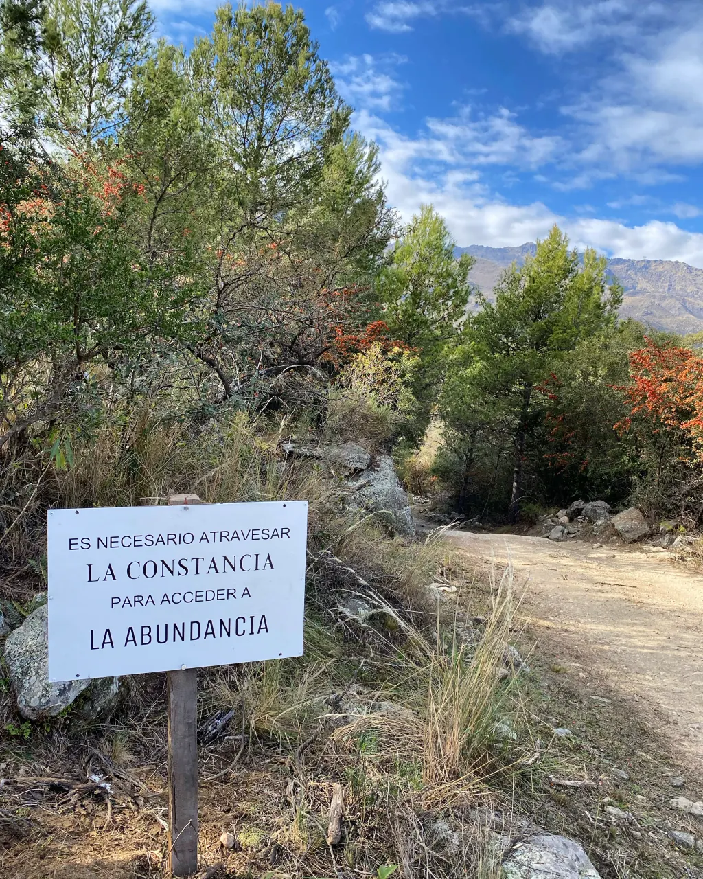El cartel sobre el camino, antes de llegar al arroyo.
