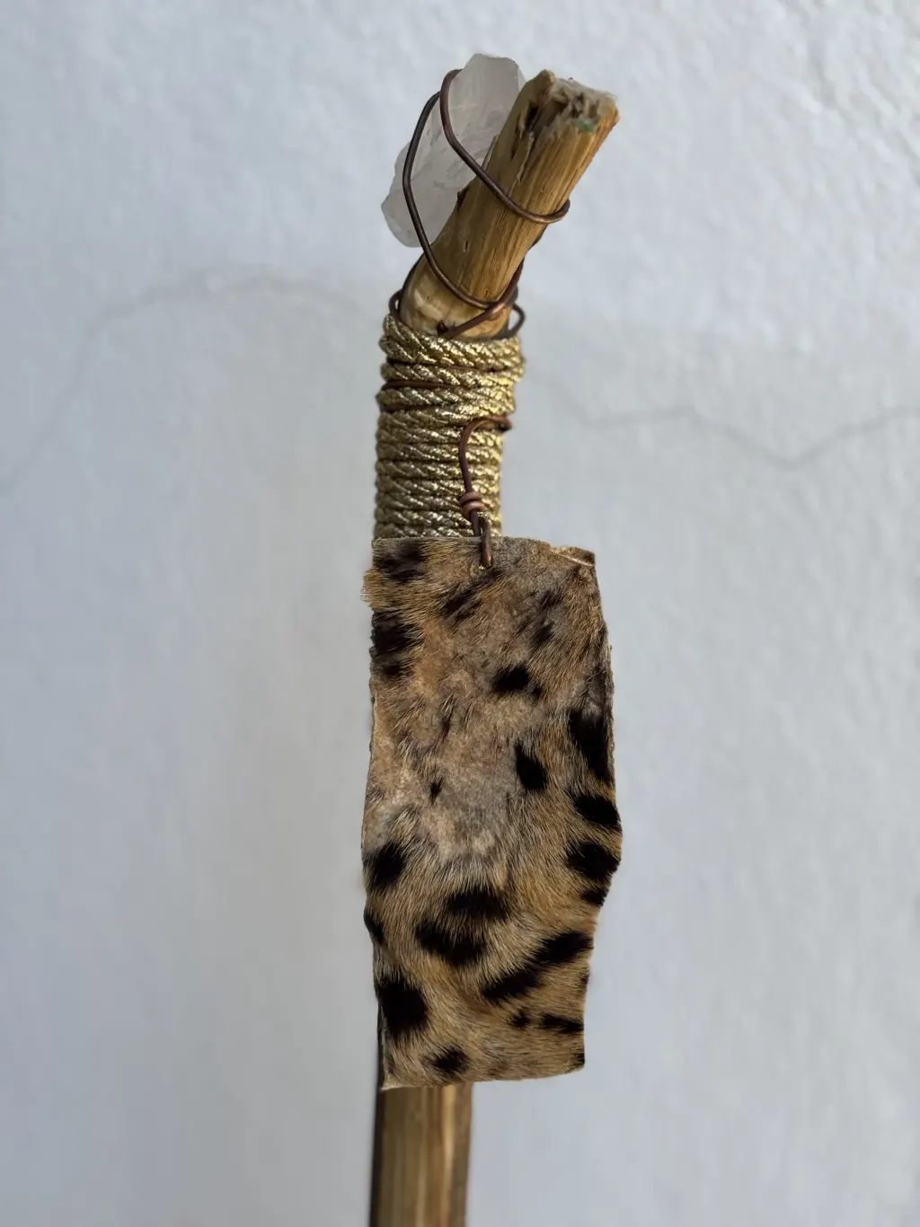 Mi bastón, con el cuero de jaguar, el cuarzo y el alambre de cobre.