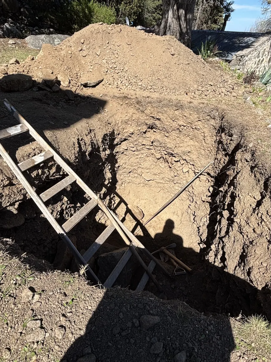 La escalera para bajar al fondo del pozo.