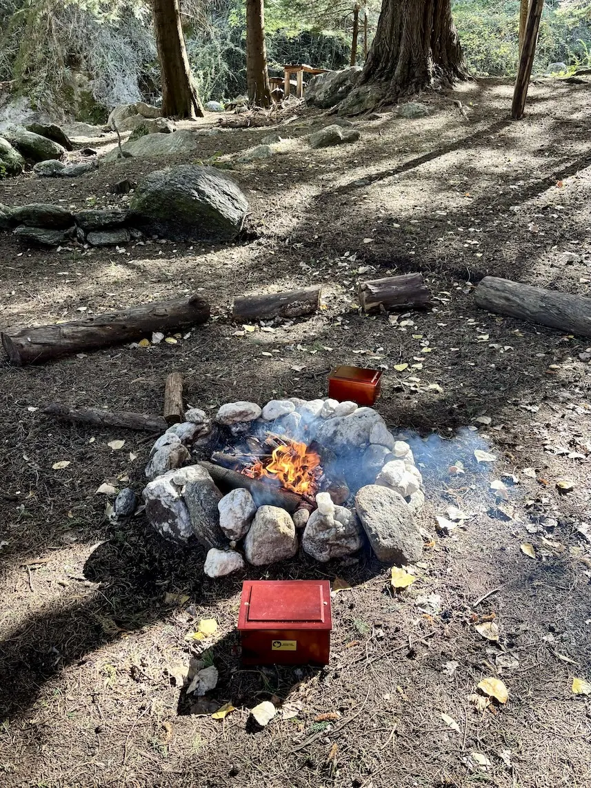 Urnas alrededor del fuego.