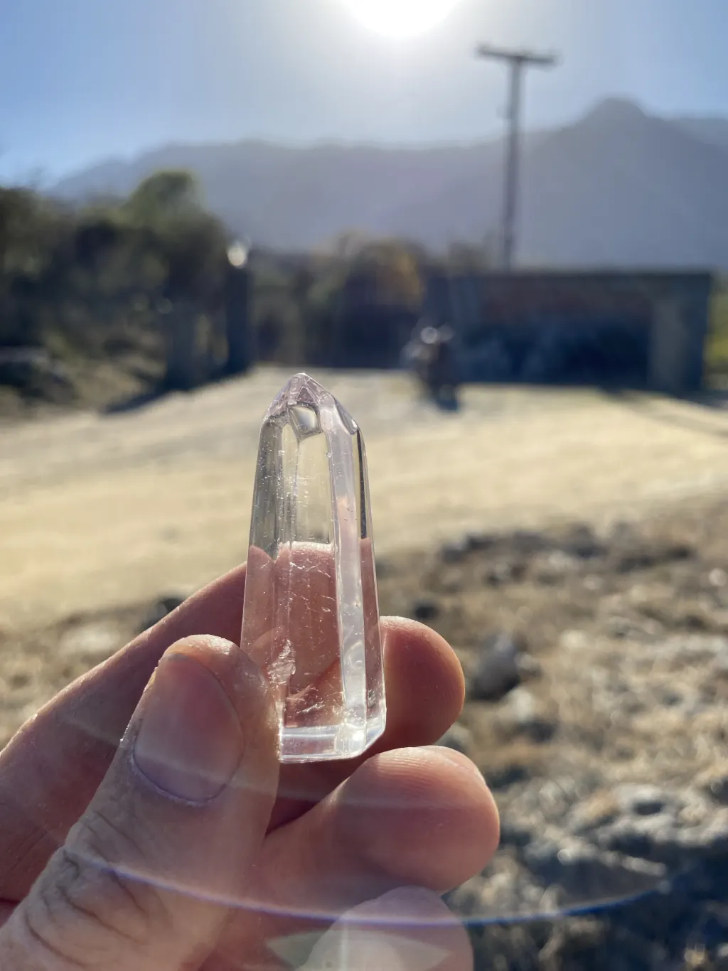 El cuarzo cristal que coloqué en el ingreso de la estancia.
