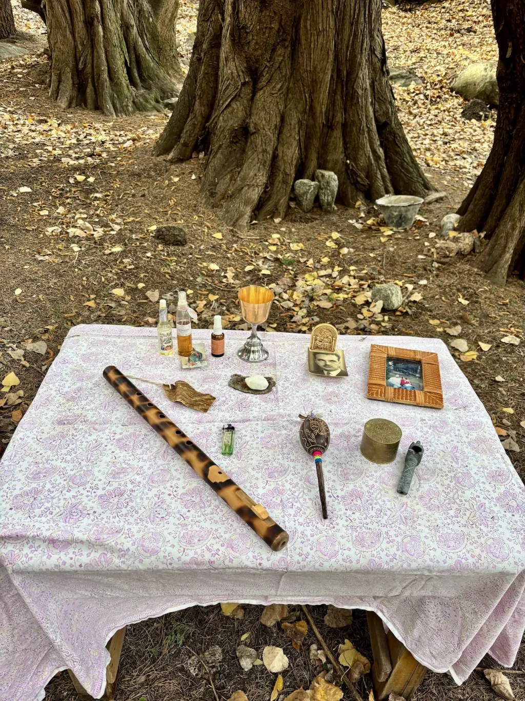 Altar de la ceremonia con fotos de mi abuelo y de mis viejos.