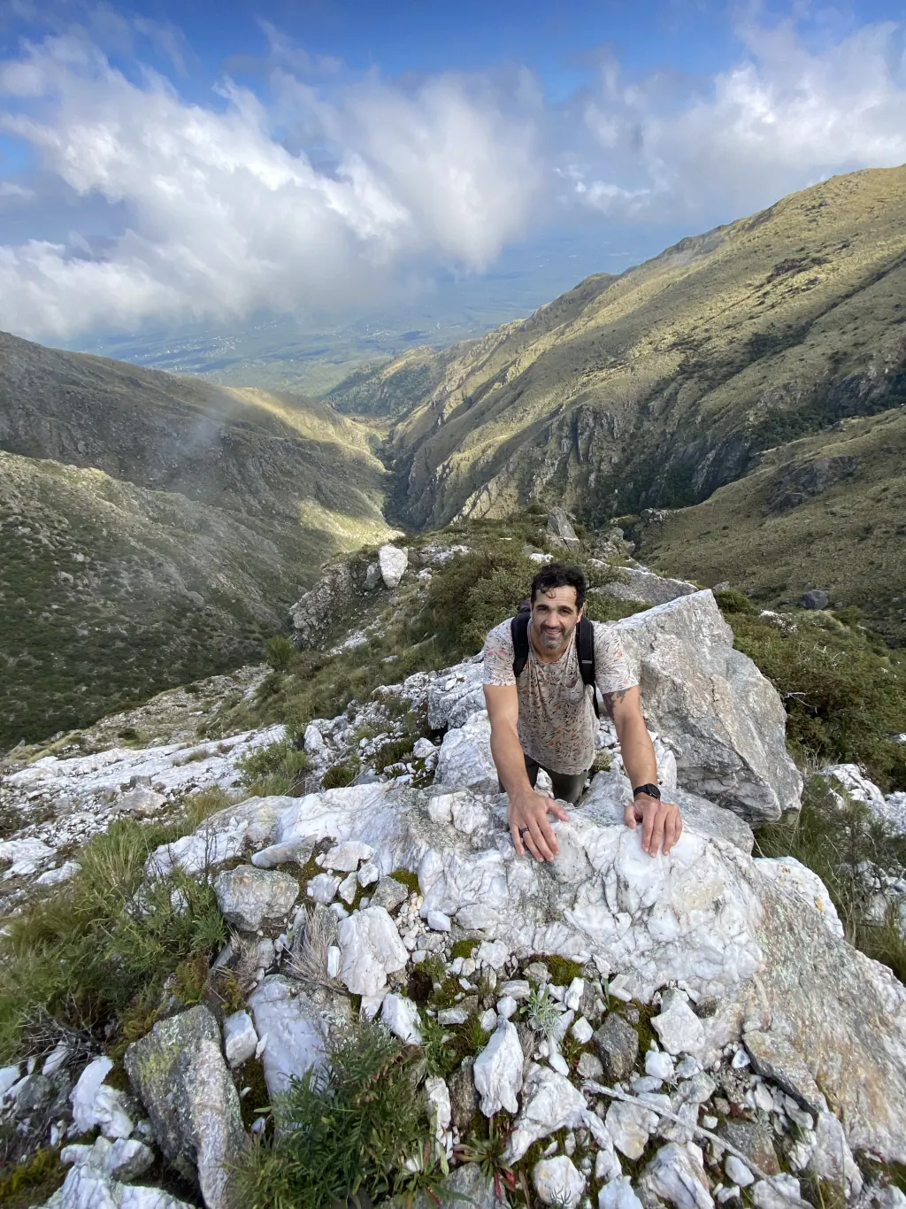 Santi subiendo por la mancha blanca.