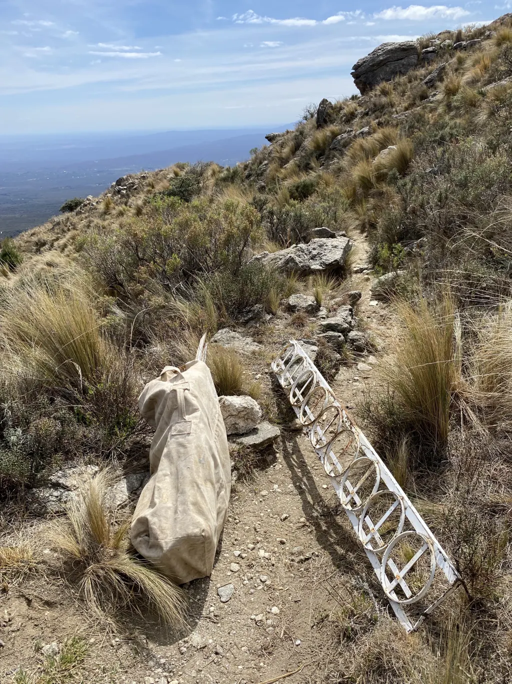 La cruz lista para bajarla de la montaña.