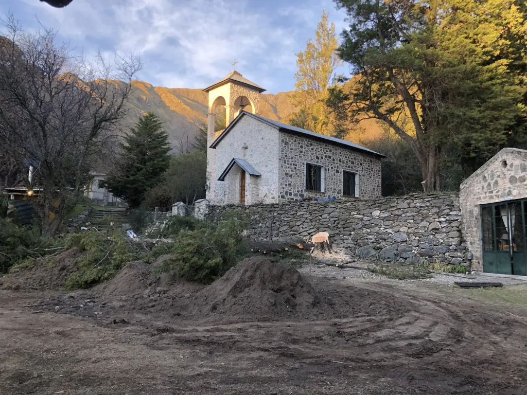 Sacamos un cipres grande que estaba sobre la base de la pirca y estaba un poco inclinado. Movimiento de tierra para lo que iba a ser el nuevo jardín donde antes estacionaban los autos.