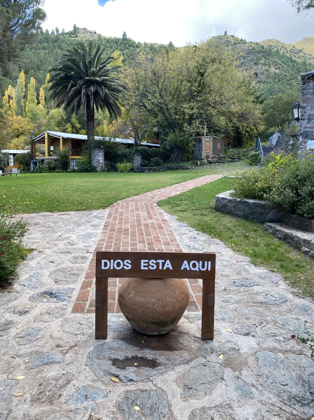 Cartel “Dios esta Aqui” en la entrada de La Abundancia.