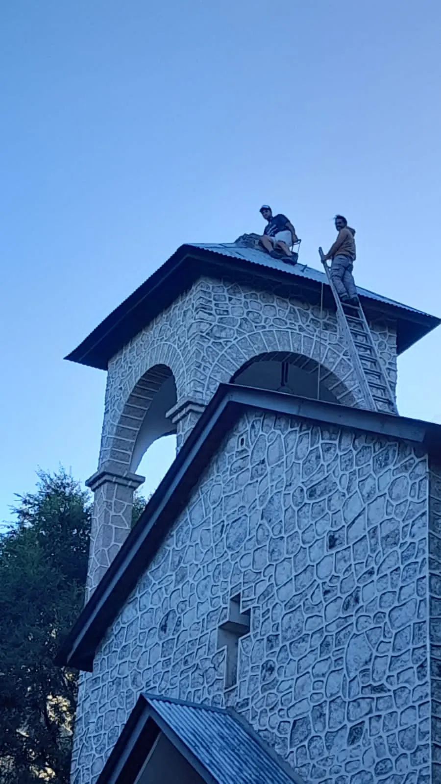 Cortando la cruz del campanario.