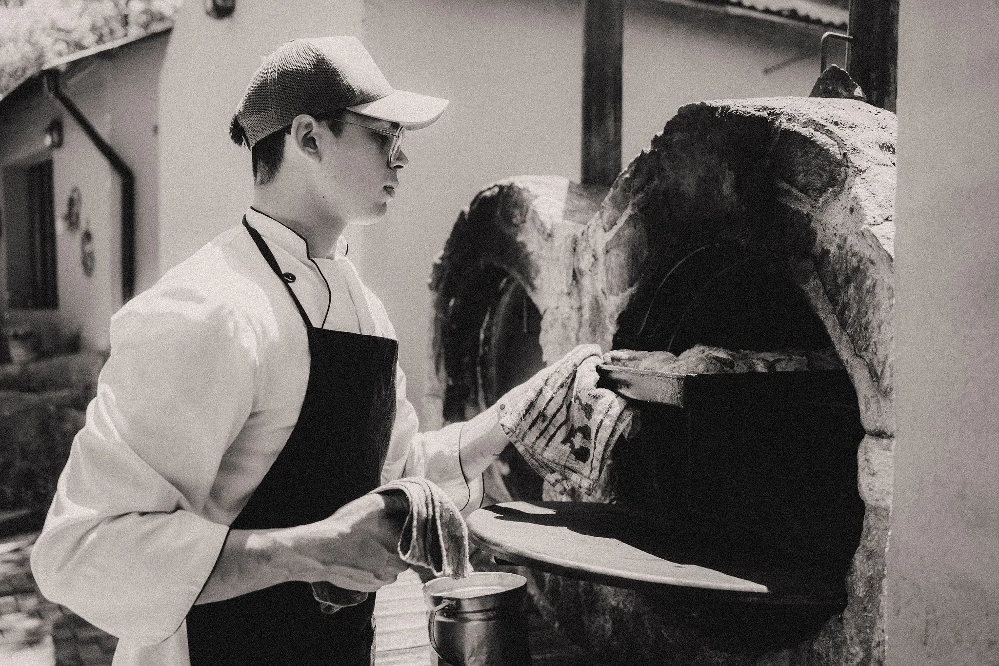 El panadero cargando el horno.