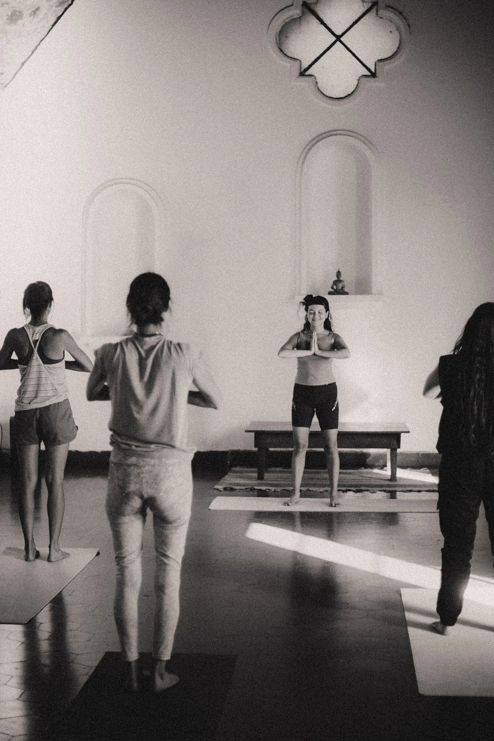 La misma clase de yoga, en blanco y negro.