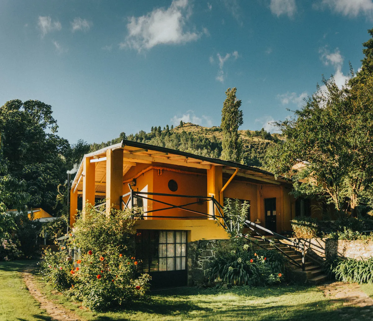 La casa amarilla con la galeria de madera, contra el cielo.