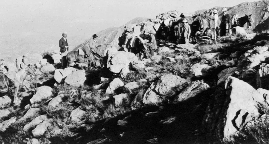 Mis ancestros en el filo de la sierra.