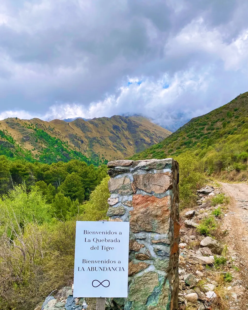 Cartel de ingreso a La Abundancia y a La Quebrada del Tigre.