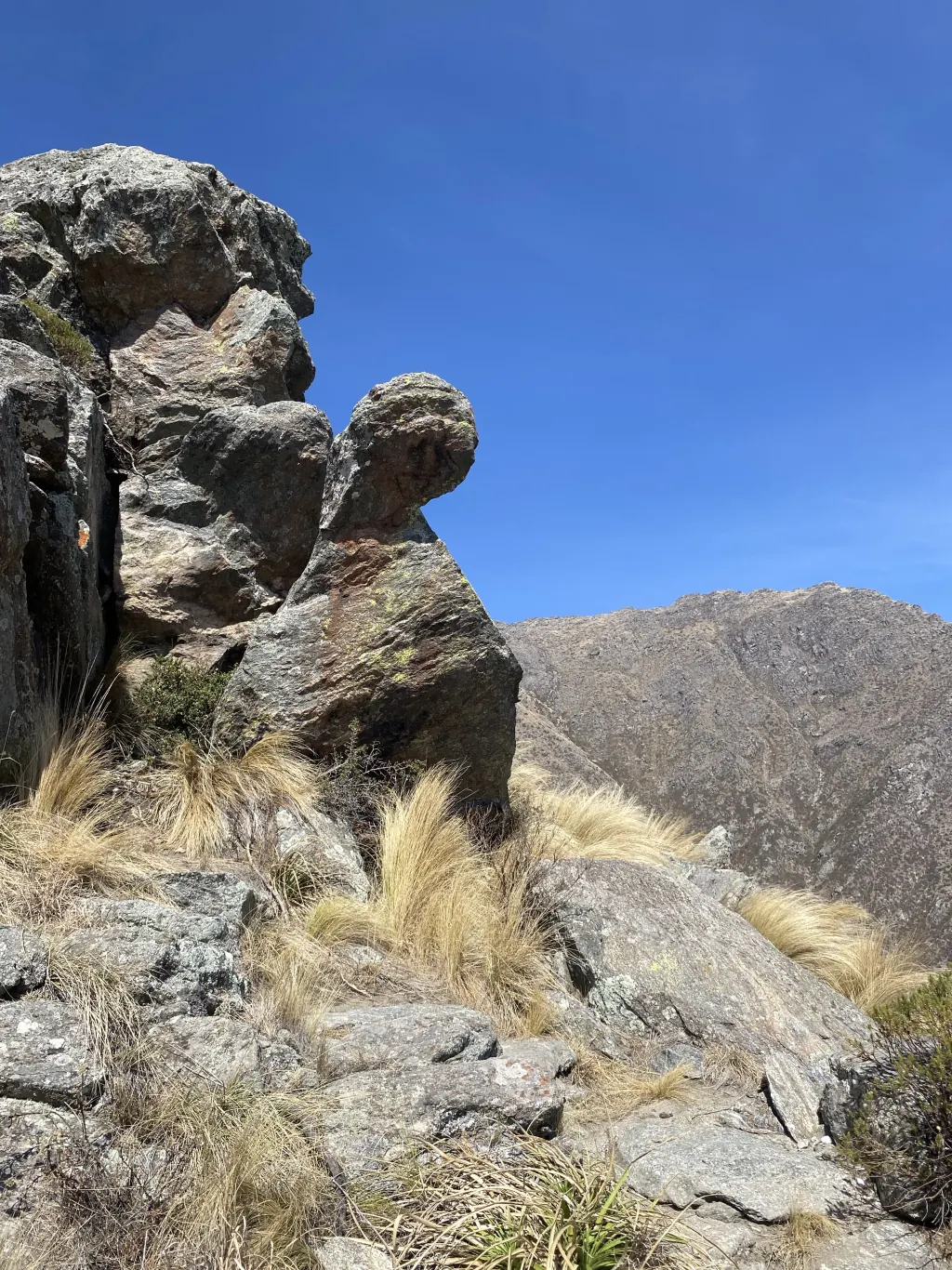 La roca con forma de virgen sobre el sendero al Champaquí.