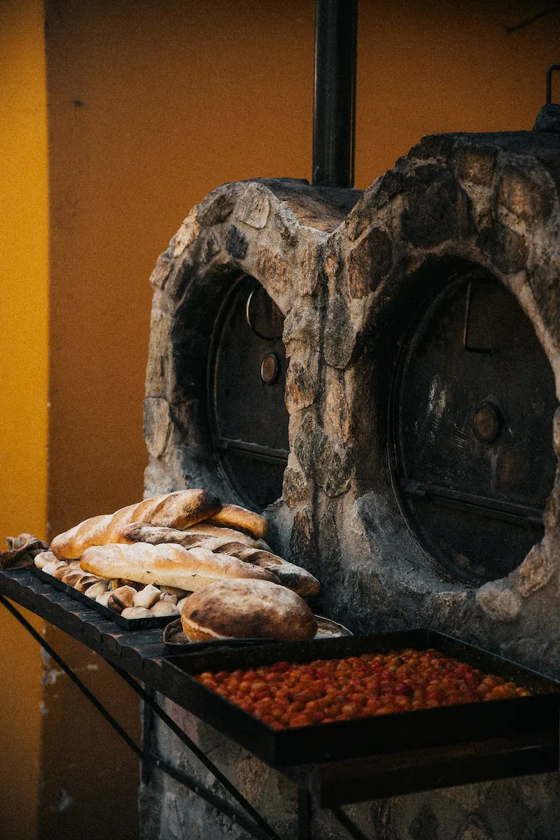 Panes recién horneados saliendo del horno.