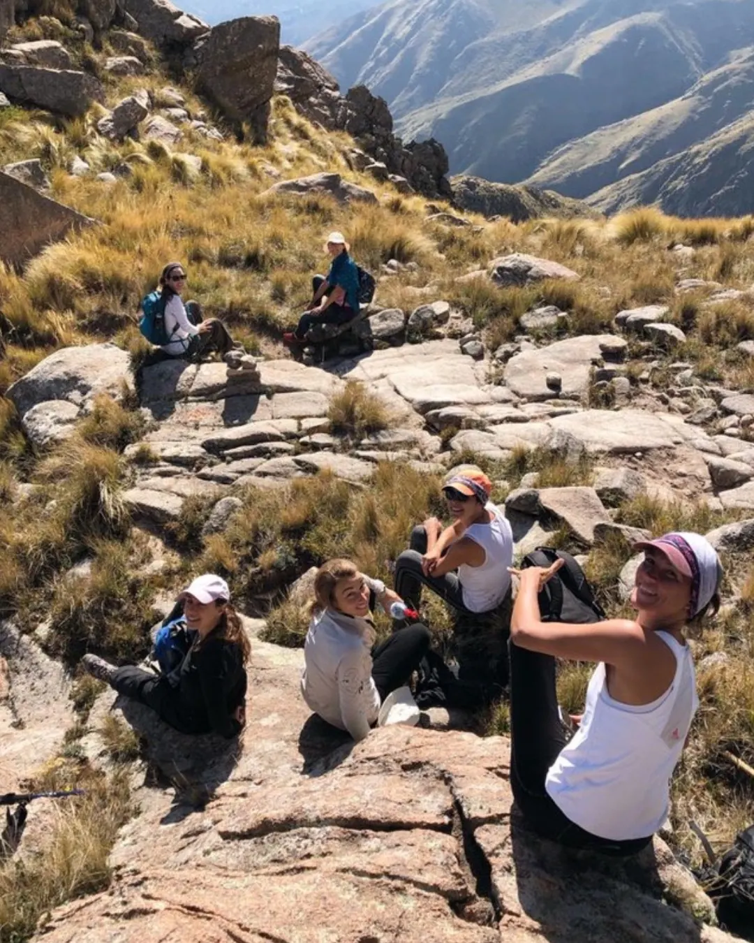 Un grupo descansando sobre las lajas de granito en la altura.