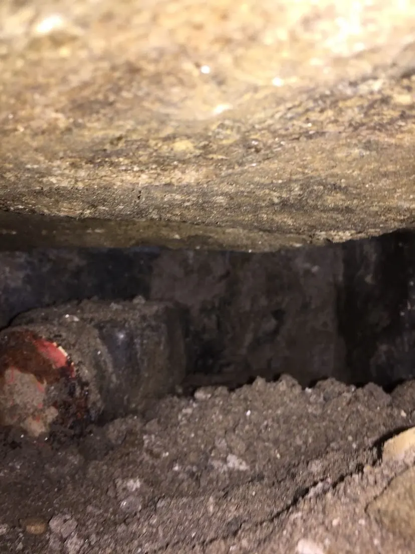 El frasco que encontré debajo del altar, el gualicho. Esa fue la foto que le saque la tercer noche, y la saque estirando el brazo y apuntando para atrás. No podía ver a que le estaba sacando. Cuando vi la pantalla pude ver el frasco.