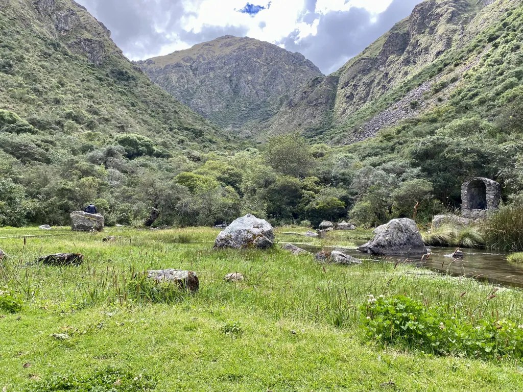 Quebrada donde hicimos la ceremonia dehonguitos en las cercanías de Urubamba. Al frente a la derecha se ve la “Gruta del Sin Santo”.