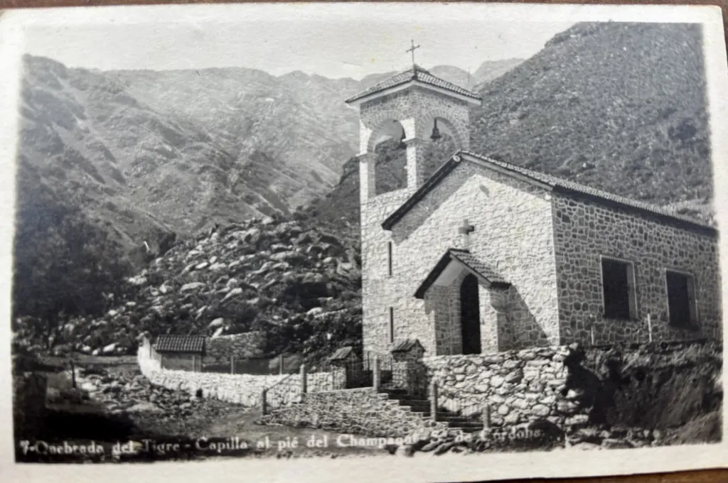 Foto de la capilla terminada con la pirca desarmada. Esta es la foto que vi cuando fui a buscar la foto de mi abuelo para el trabajo con las velas nudo.