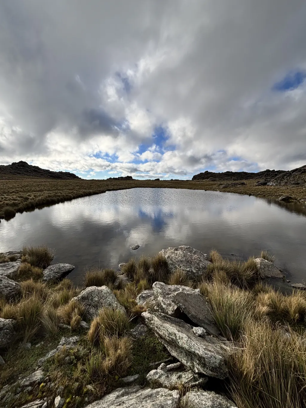 Lagunita detrás del cerro Lindero.