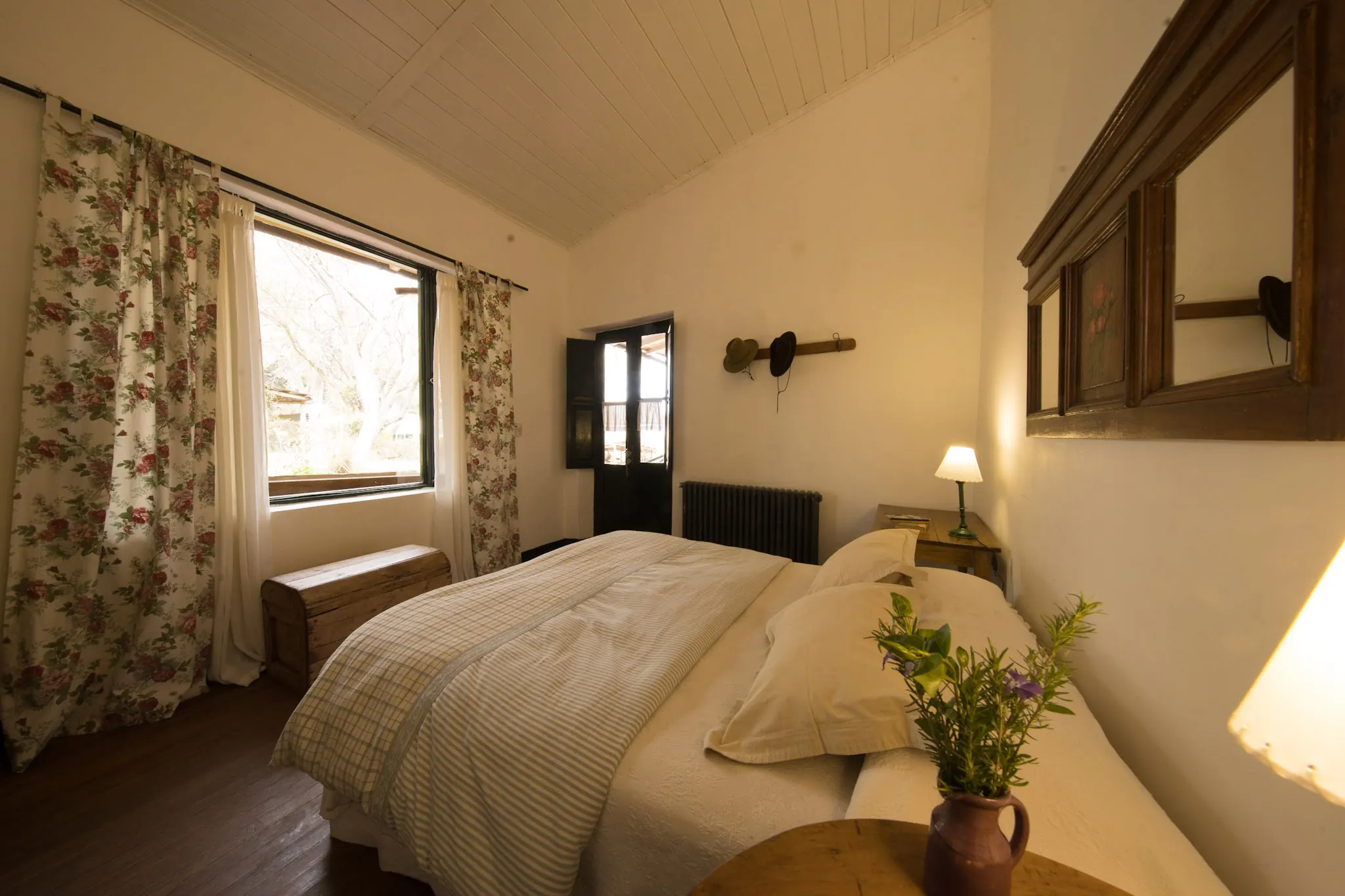La habitación desde la puerta, con la ventana al costado de la casa.